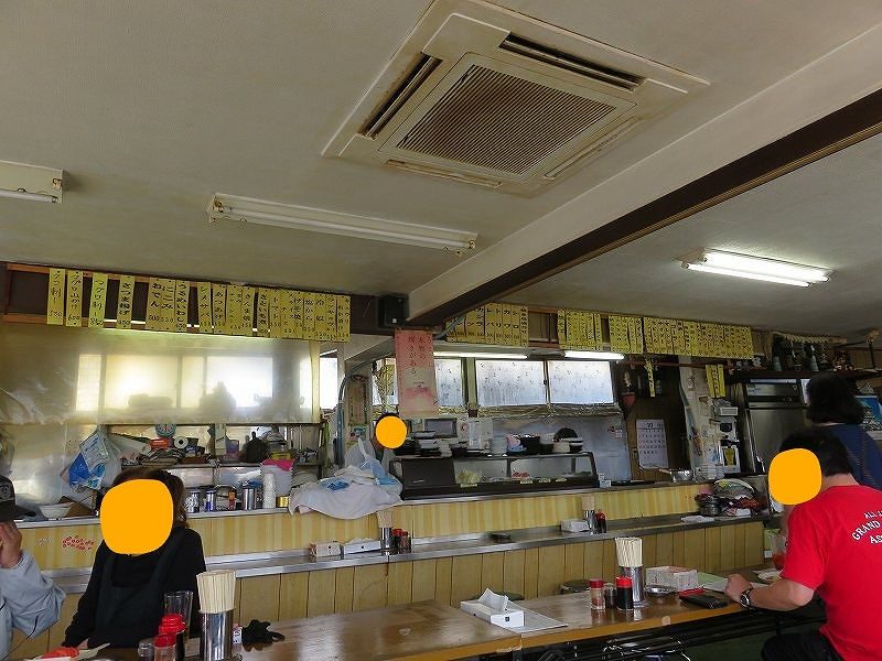 多摩川競艇場の向かいの「桑実商店」の店内のようすとメニュー