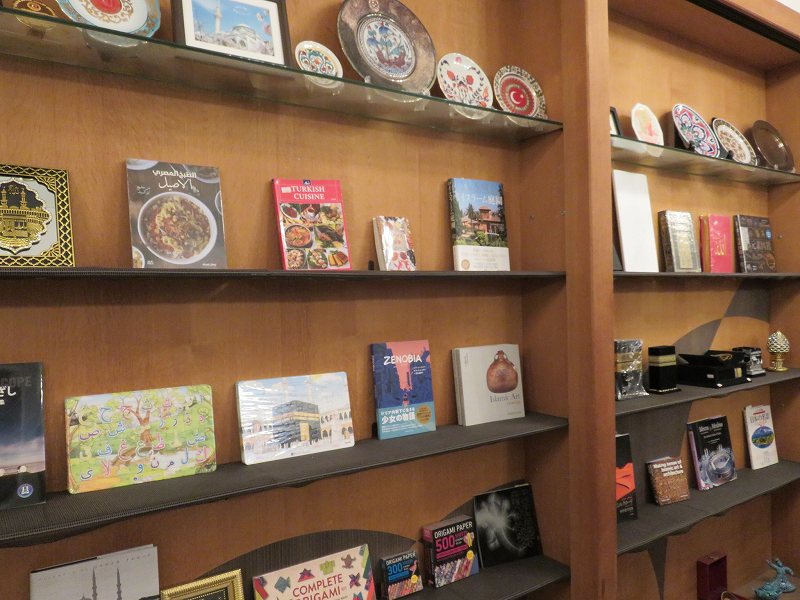 東京ジャーミイ1階の本屋の棚