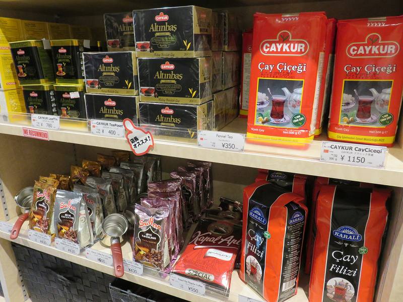 東京ジャーミイ1階ハラールマーケットで売られている紅茶とコーヒー