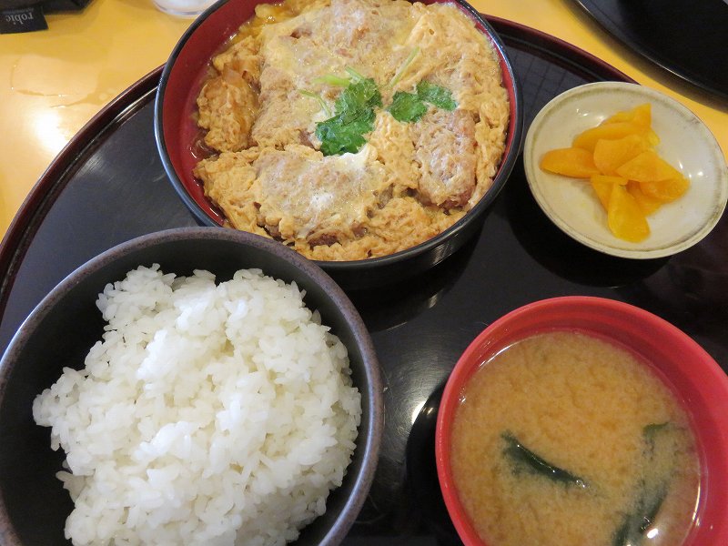 戸田競艇場3階レストラン「ワールドⅡ」のカツ煮ライス