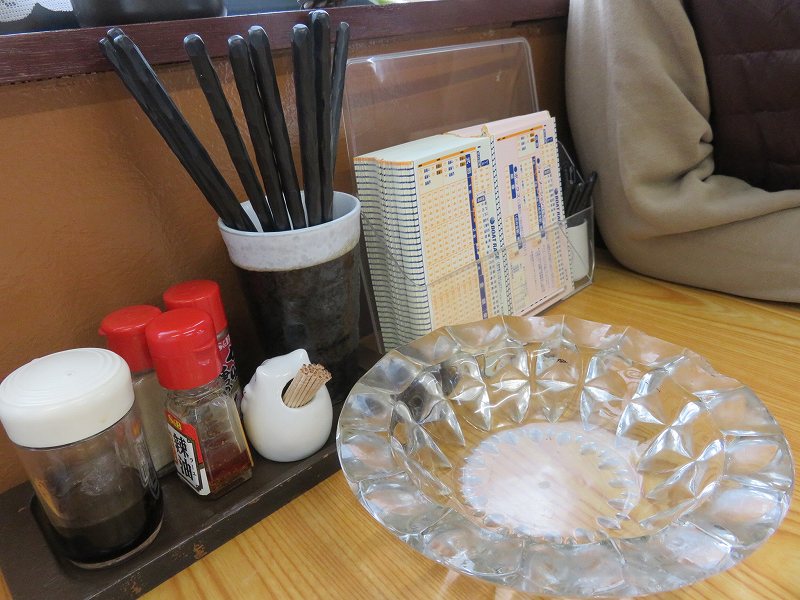 多摩川競艇場前の定食屋「大むらや」の店内のようす