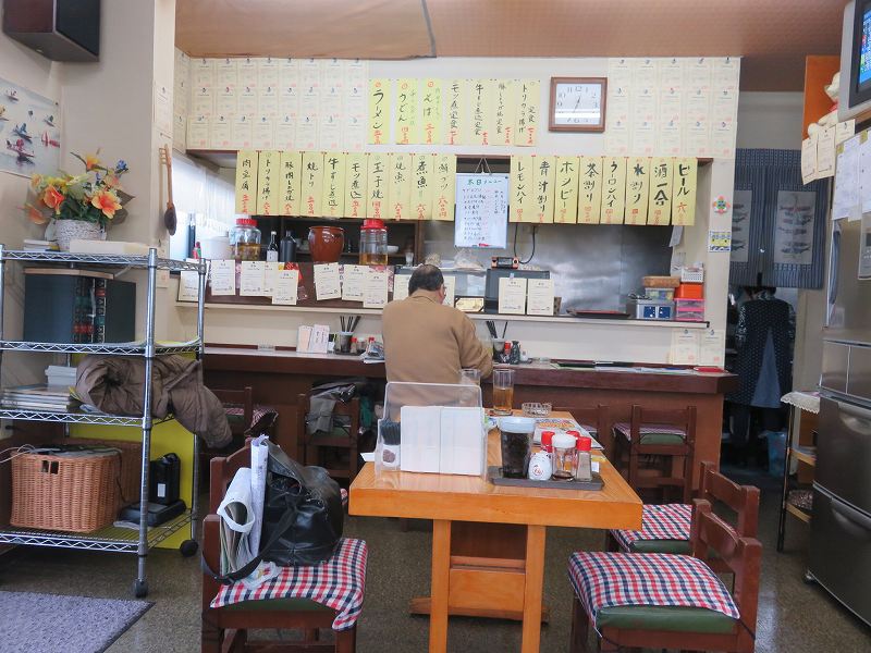 多摩川競艇場前の定食屋「大むらや」の店内のようす