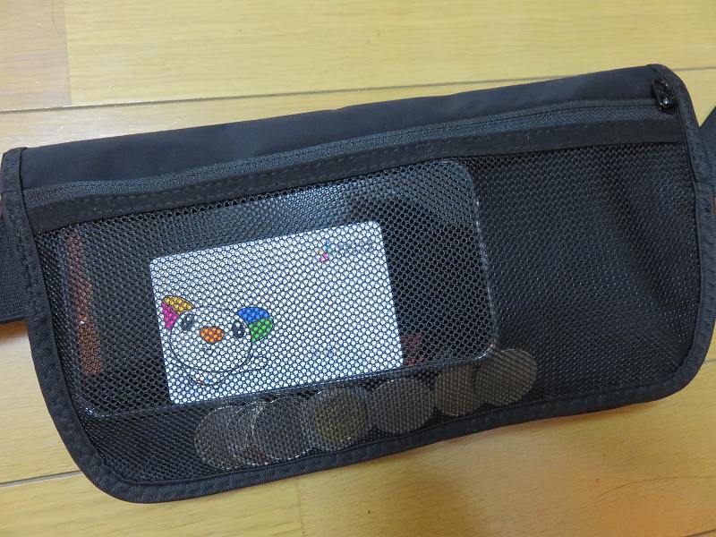 セキュリティポーチの「セキュリポラージサイズ」の後ろについているメッシュポケット