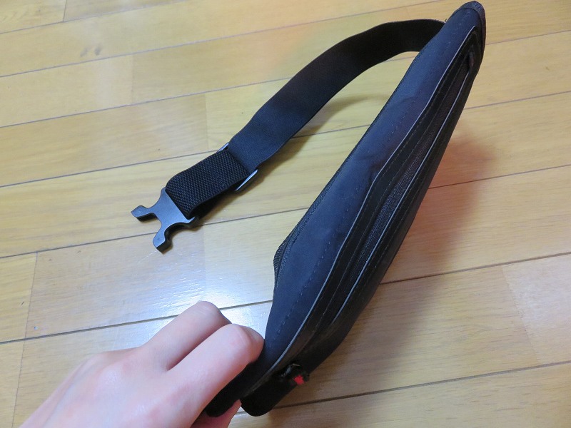 セキュリティポーチの「セキュリポラージサイズ」に貴重品を入れたときのポーチの厚さ