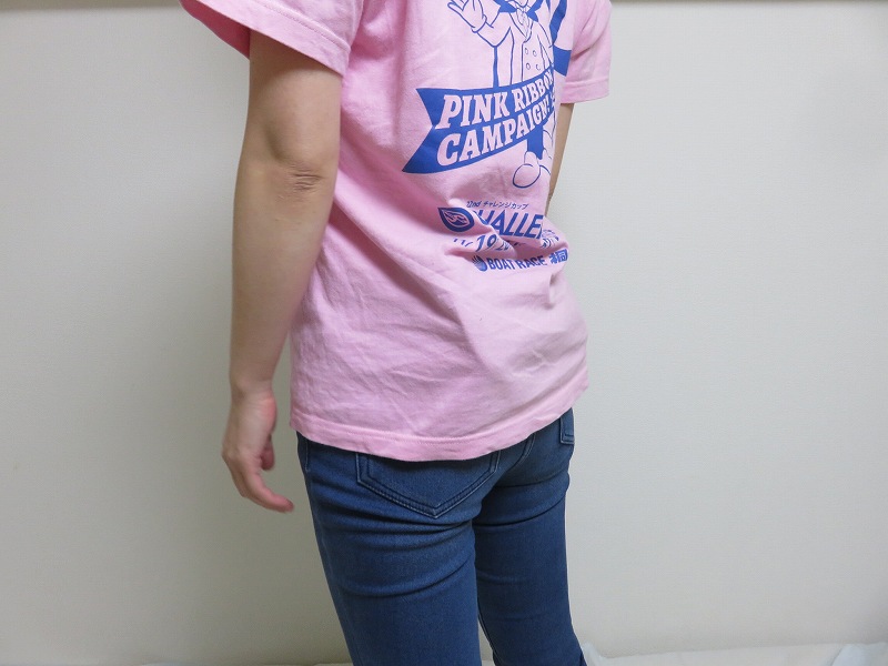 セキュリティポーチの「セキュリポラージサイズ」を女性が服の下の背中側につけた様子