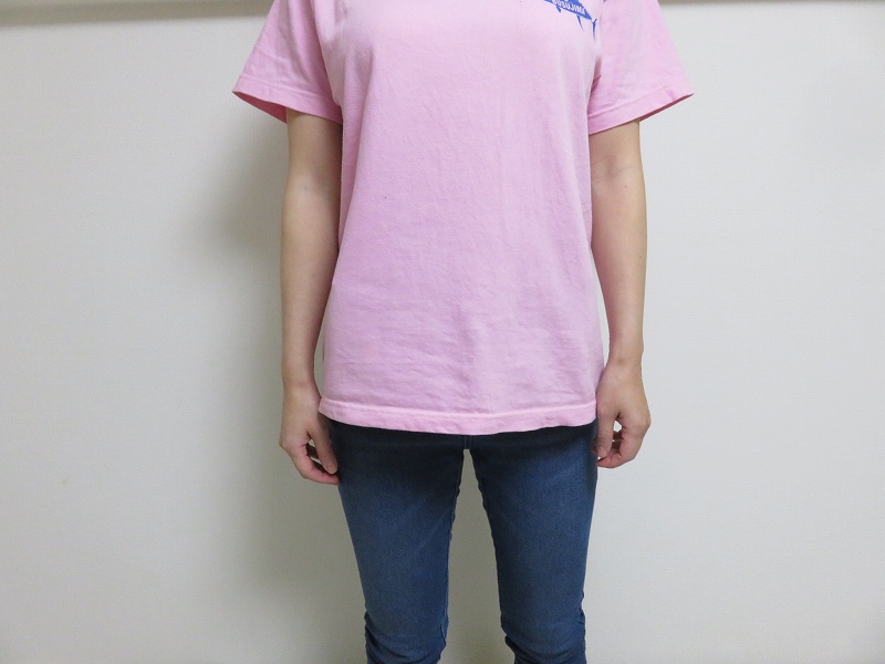 セキュリティポーチの「セキュリポラージサイズ」を女性が服の下のお腹側につけた様子