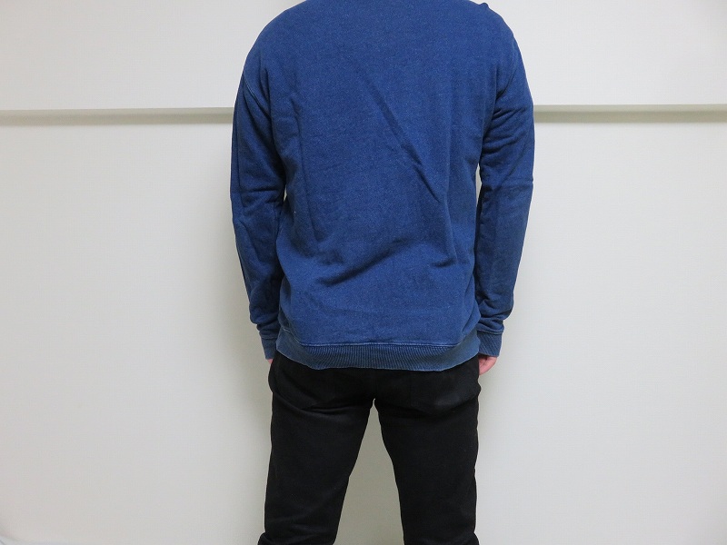 セキュリティポーチの「セキュリポラージサイズ」を男性が服の下の背中側につけた様子