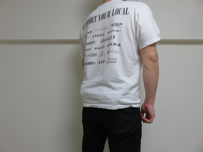 セキュリティポーチの「セキュリポラージサイズ」を男性が服の下の背中側につけた様子