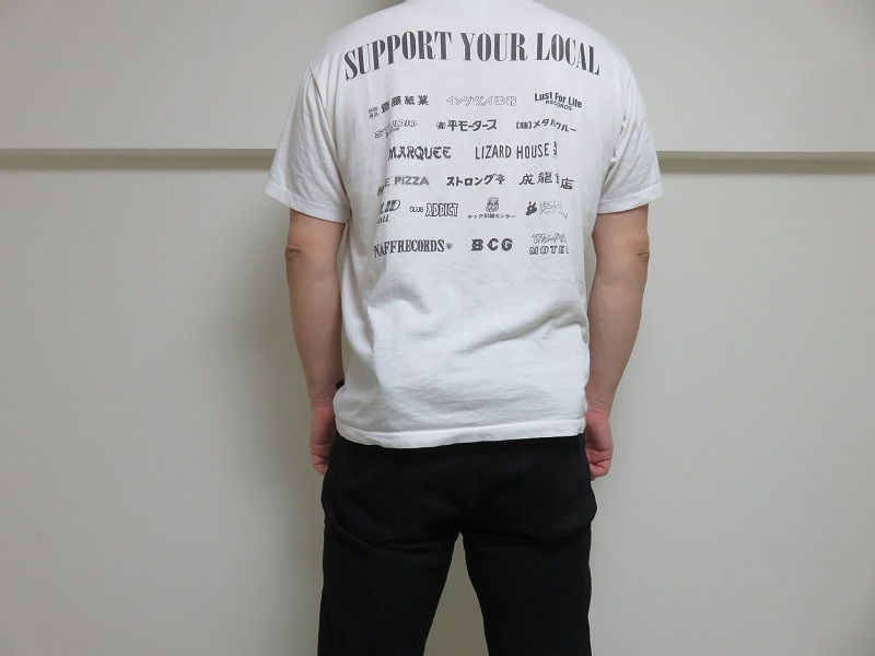 セキュリティポーチの「セキュリポラージサイズ」を男性が服の下の背中側につけた様子