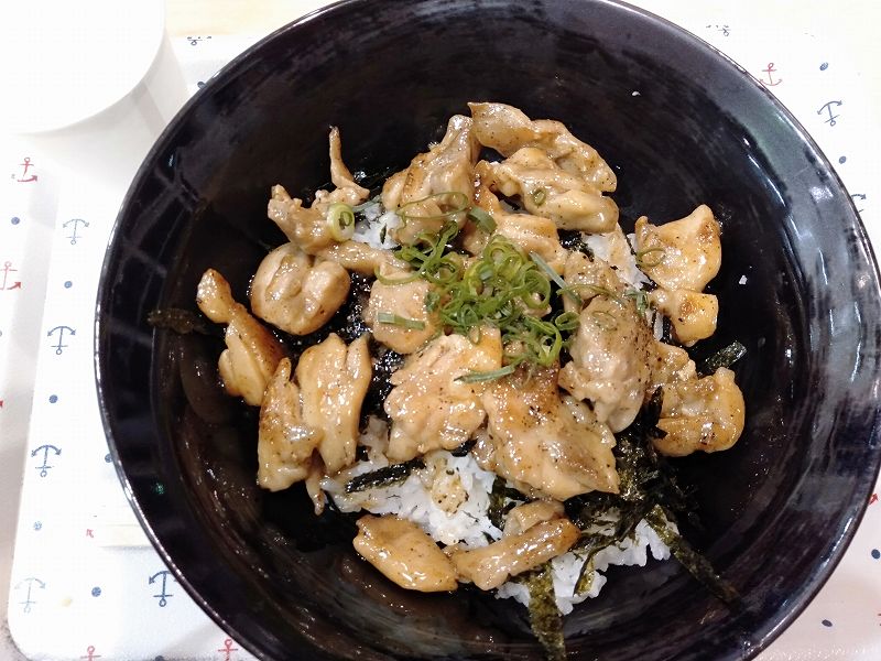 丸亀競艇場の2階フードコート内「568」の鶏バター丼
