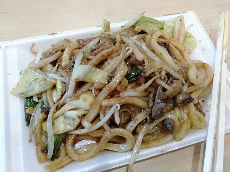 丸亀競艇場の2階フードコート内「宝来」のホルモンうどん焼き(500円)