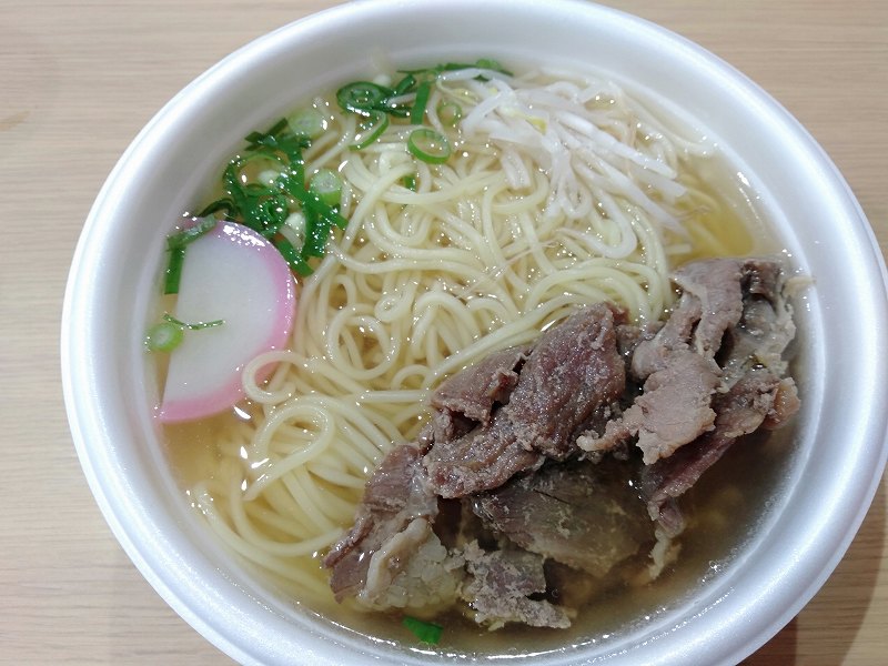 宮島競艇場の4階指定席フロアにある食堂「勝海舟」の和風牛肉ラーメン