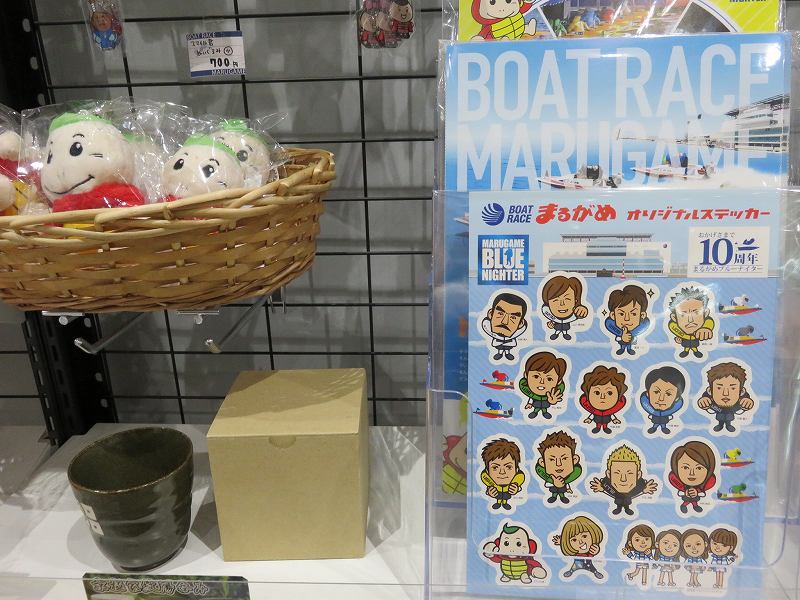丸亀競艇場の2階インフォメーション横のグッズコーナー