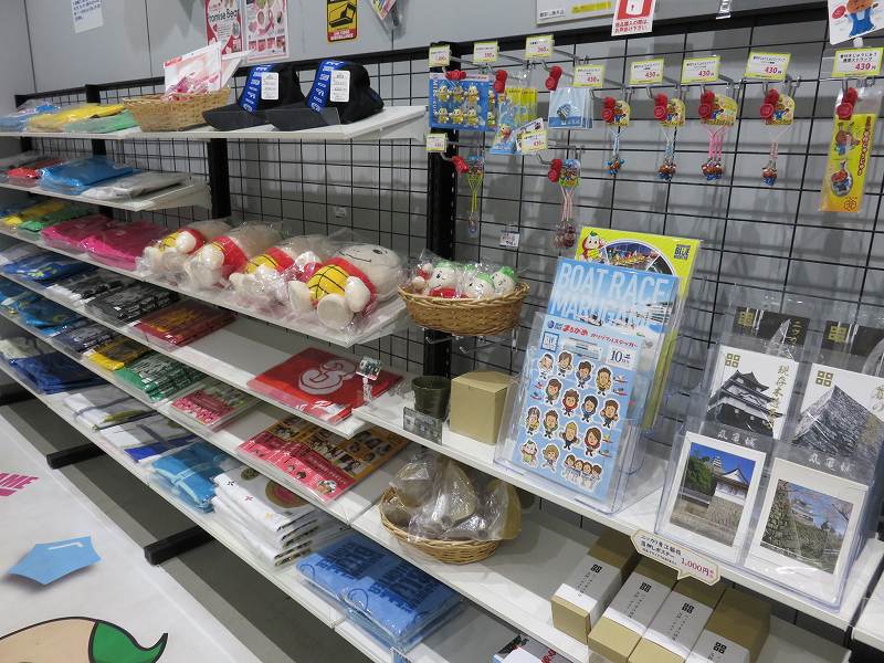 丸亀競艇場の2階インフォメーション横のグッズコーナー