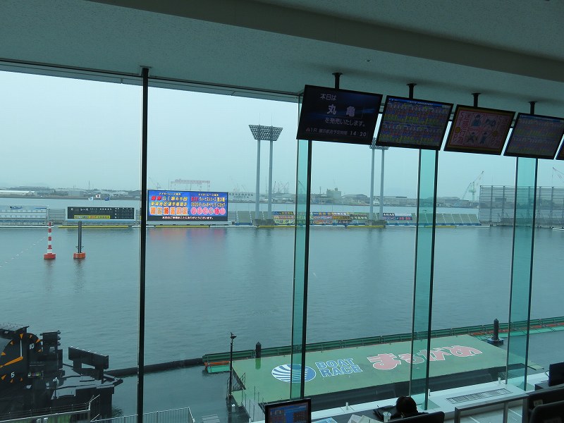 丸亀競艇場の指定席マリンシートから見た水面