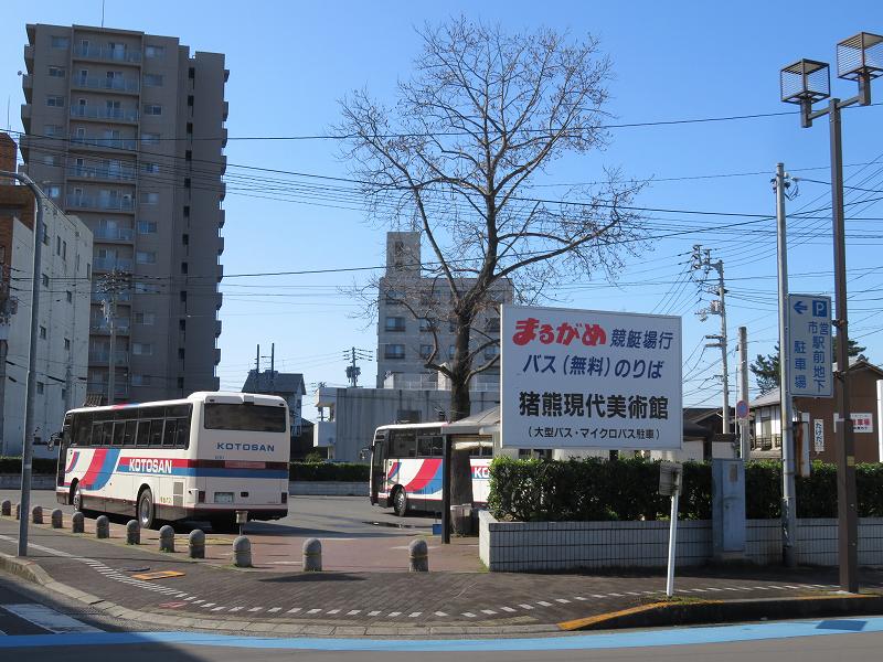 丸亀駅前の、丸亀競艇場行き無料バス乗り場