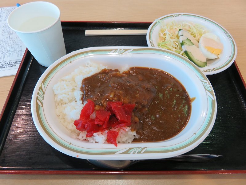 丸亀競艇場の2階フードコート内「ターンマーク」のカレー(570円)