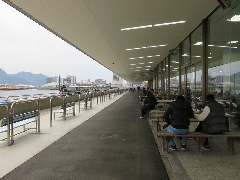 宮島競艇場の1階外にあるテーブル席