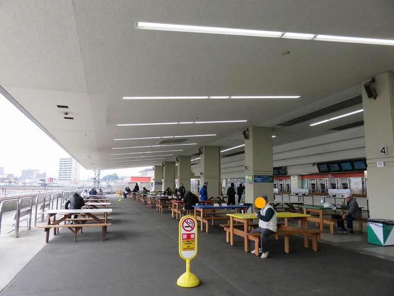 宮島競艇場1階外スタンドにあるテーブル席