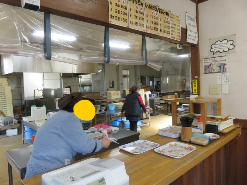 丸亀市の「ことひらうどん工場併設店」の店内