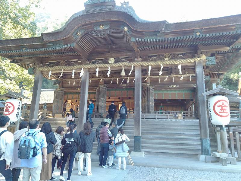 金刀比羅宮のお参りに並ぶ人たち
