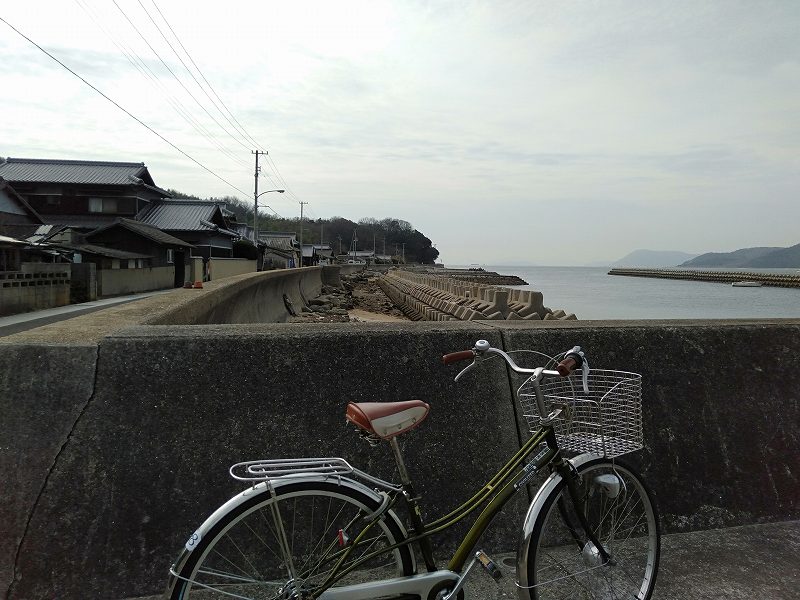 丸亀市本島の海沿いの通り