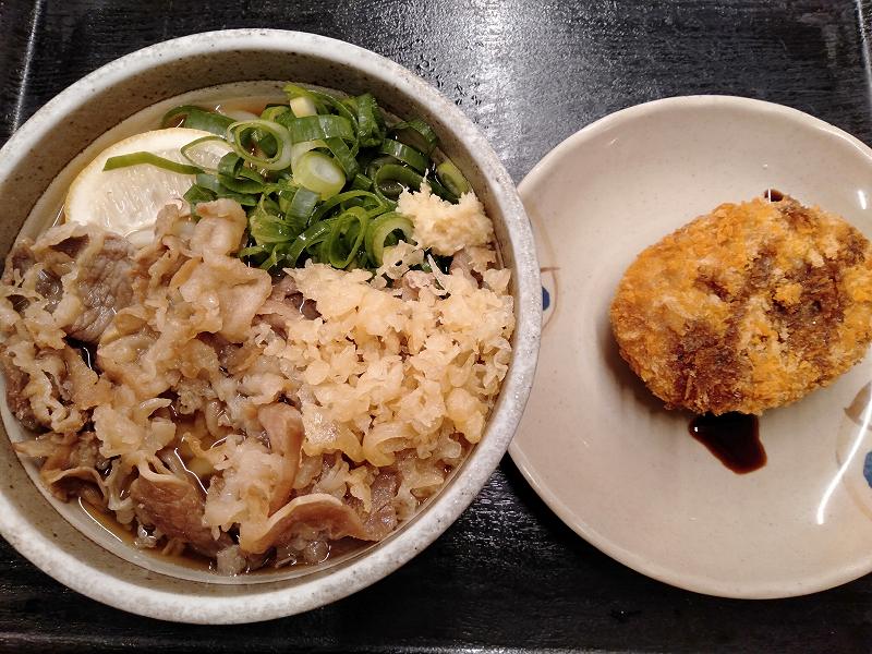 丸亀市の「麵処綿谷丸亀店」のハーフサイズ牛肉ぶっかけとコロッケ