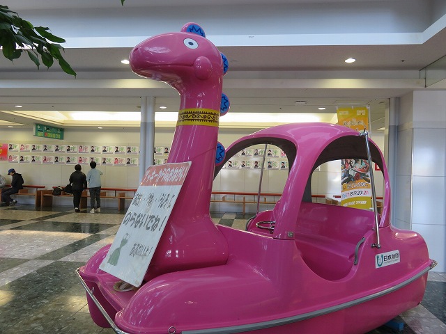 ボートレース津に展示されている恐竜型のボート