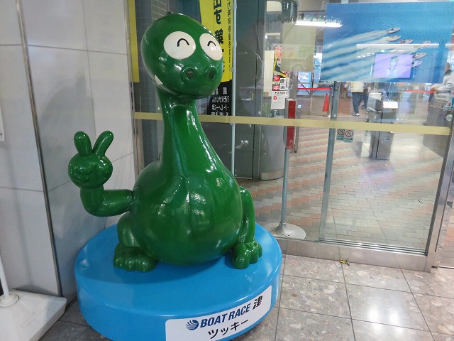 ボートレース津の入場口に展示されているマスコットキャラクター「ツッキー」