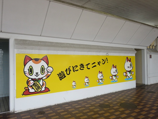 ボートレース常滑の入場門横に貼られている、マスコットキャラクター「トコタン」の絵