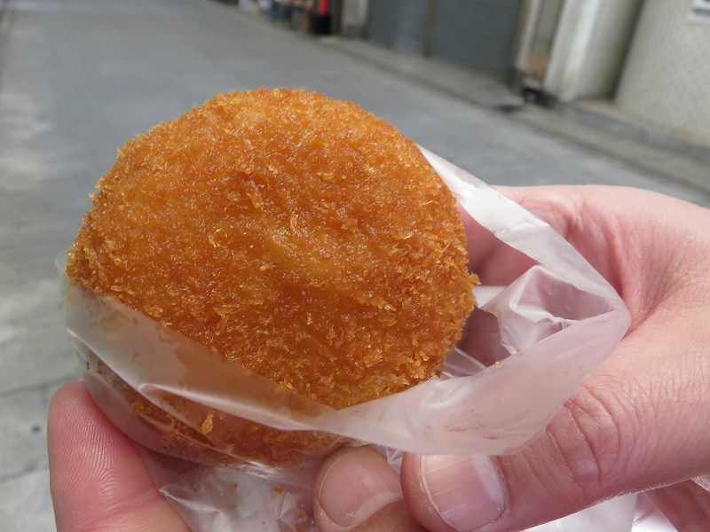 こんぴらさんの参道の反対側にある「平岡精肉店」のコロッケ