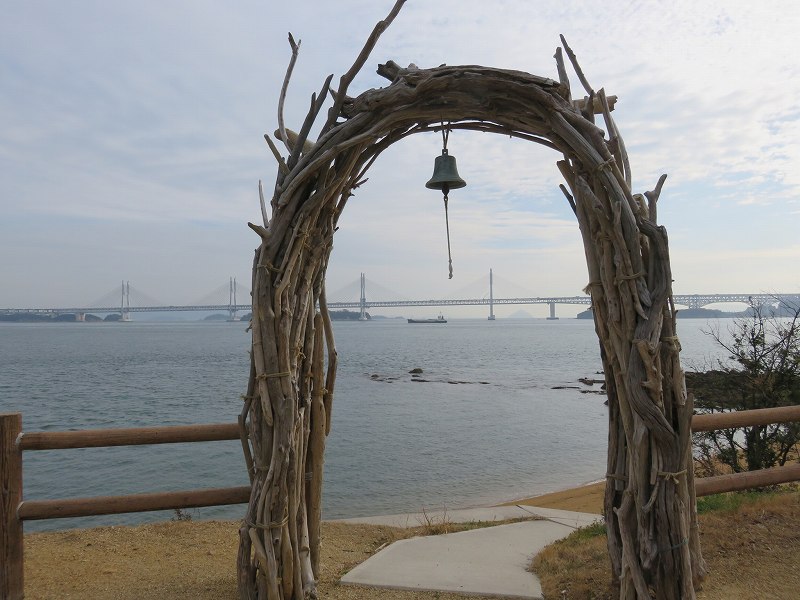 本島の「幸せの鐘」