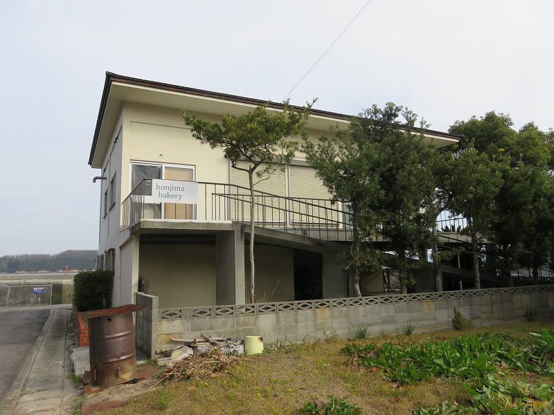 本島の「笠島まちなみ保存地区」の近くにあるパン屋「honjimabakery」