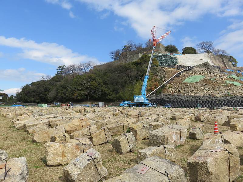 石垣が修復中の丸亀城のようす