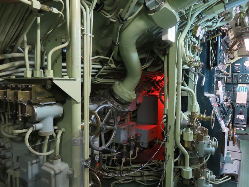 海上自衛隊呉資料館前にある潜水艦の艦内のようす