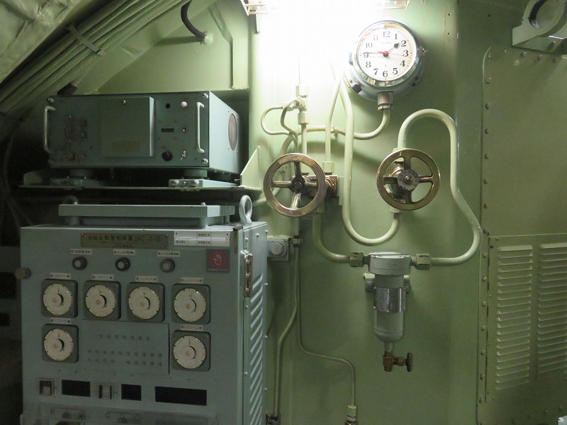海上自衛隊呉資料館前にある潜水艦の艦内のようす