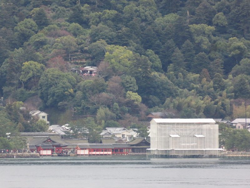 修復中の厳島神社の鳥居