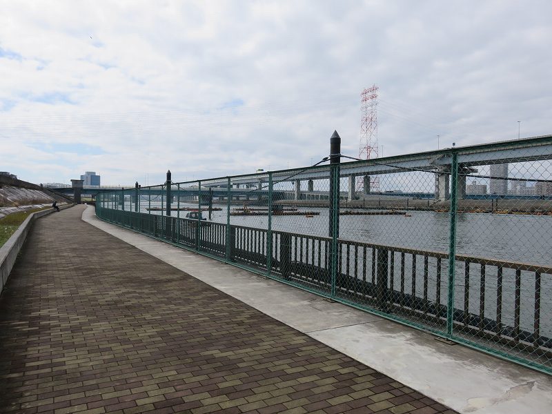 中川沿いの遊歩道