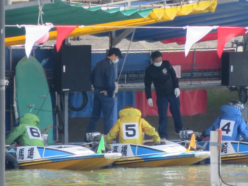 首都高速の下の道から見た江戸川競艇場のピットと選手たち