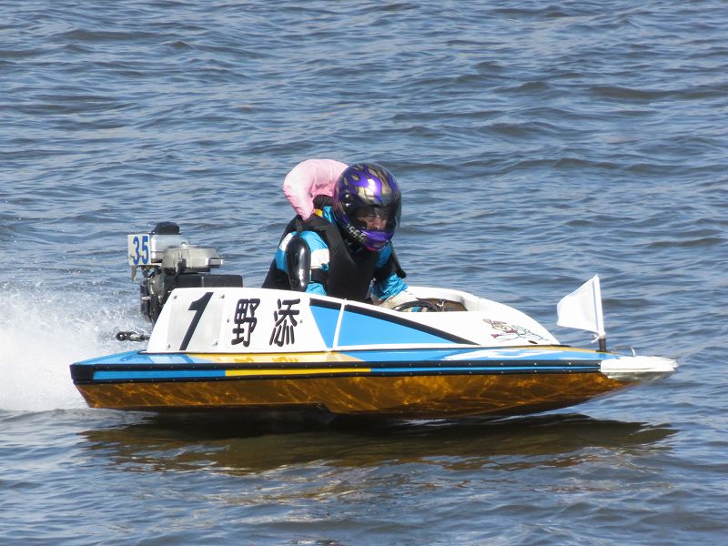 江戸川競艇場を走る野添選手