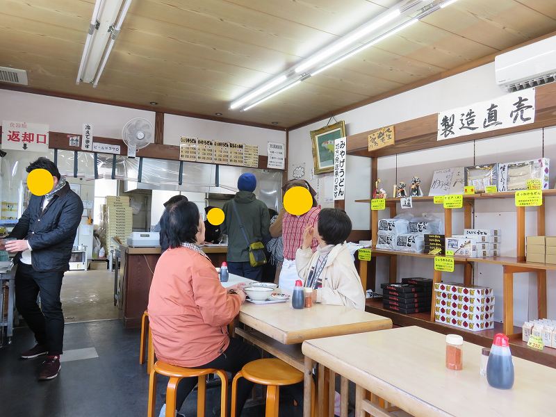 丸亀市の「ことひらうどん工場併設店」の店内