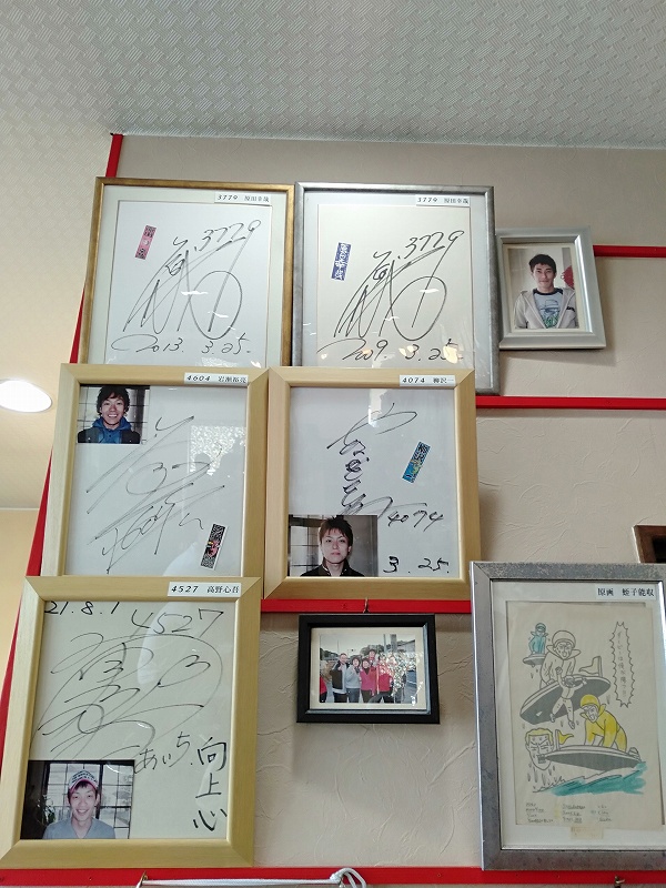 「こうたのらーめん屋さん」の店内に飾られている競艇選手のサイン