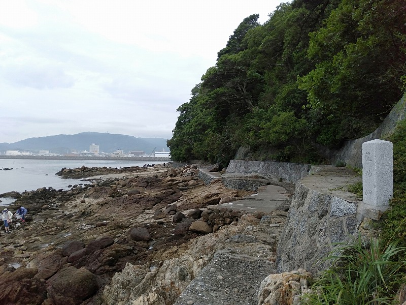 蒲郡の竹島にある遊歩道と海