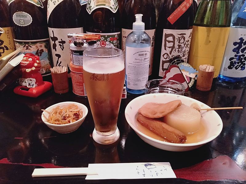 大正駅前の「焼酎&おでんBar楽」のビールとおでん