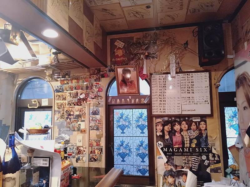 大正駅前の「焼酎&おでんBar楽」の店内のようす
