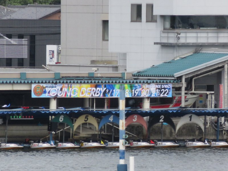 びわこクルーズ船ミシガンから見えるボートレースびわこのピット
