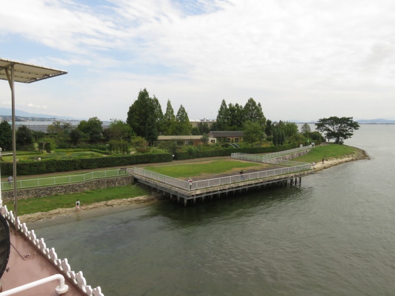 びわこクルーズ船ミシガンから見える柳が先湖畔公園