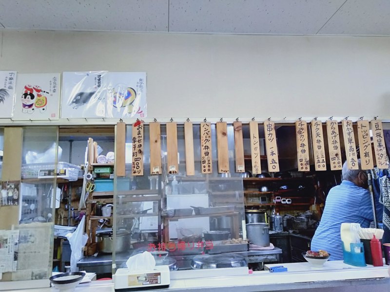 桐生の弁当屋「ストラーダ」の店内のようすとメニュー