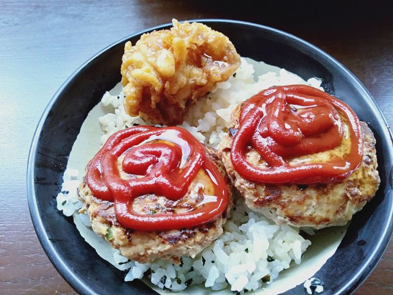 桐生の弁当屋「ストラーダ」の「ハンバーグ弁当小」にからあげトッピング