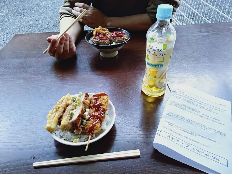 桐生の弁当屋「ストラーダ」の外のテーブル席でご飯を食べているようす